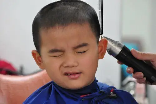 男童剃平头露五官发型打造