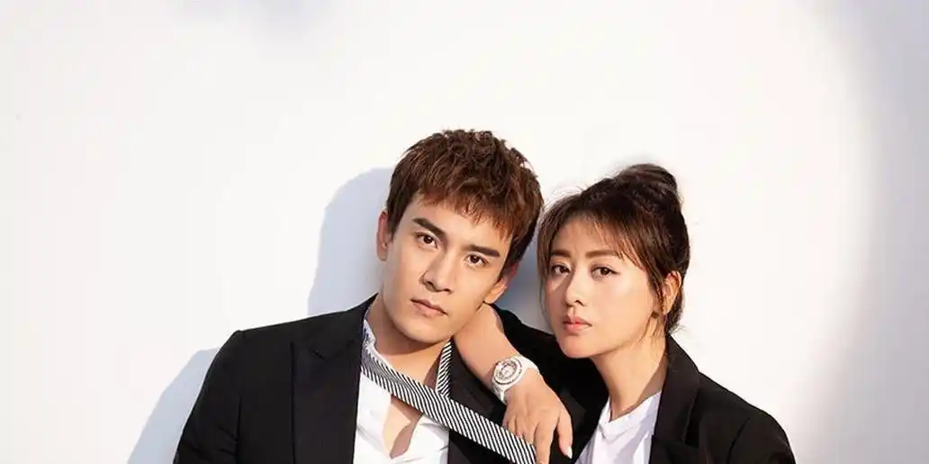 37岁经超和大6岁李琳牵手逛商场,老公力十足,娃娃脸甜美可爱