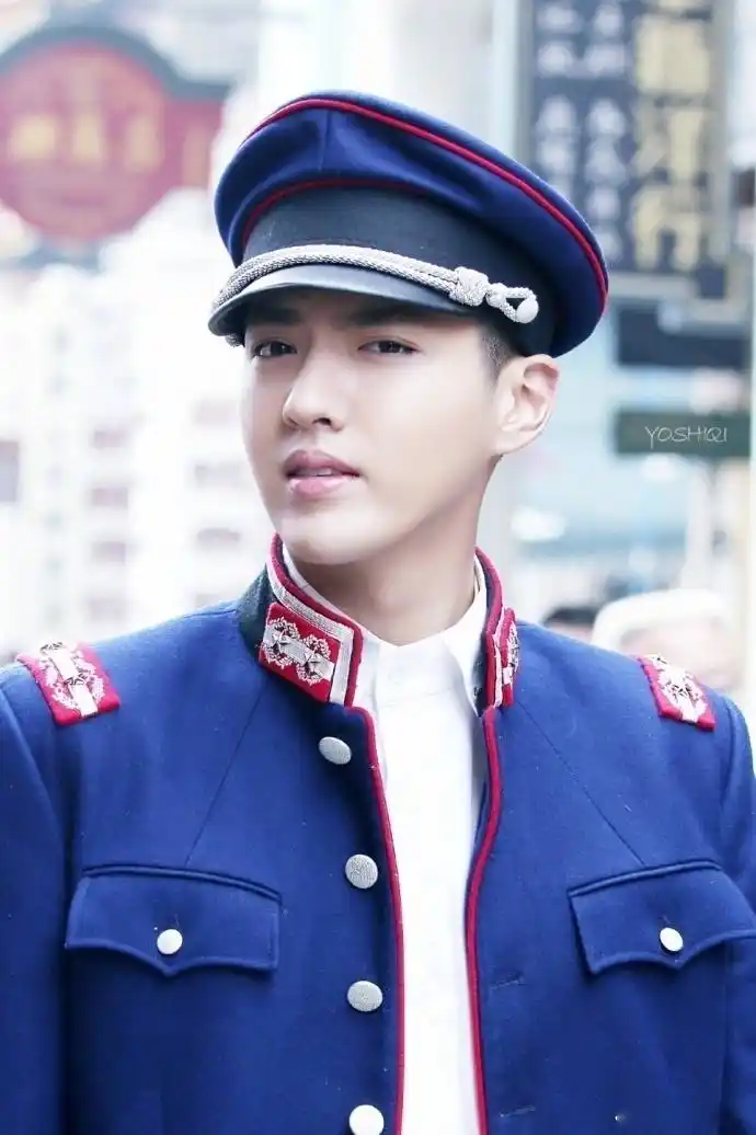 吴亦凡穿上军装回到20年代,有一种气场全开的霸道少帅既视感.