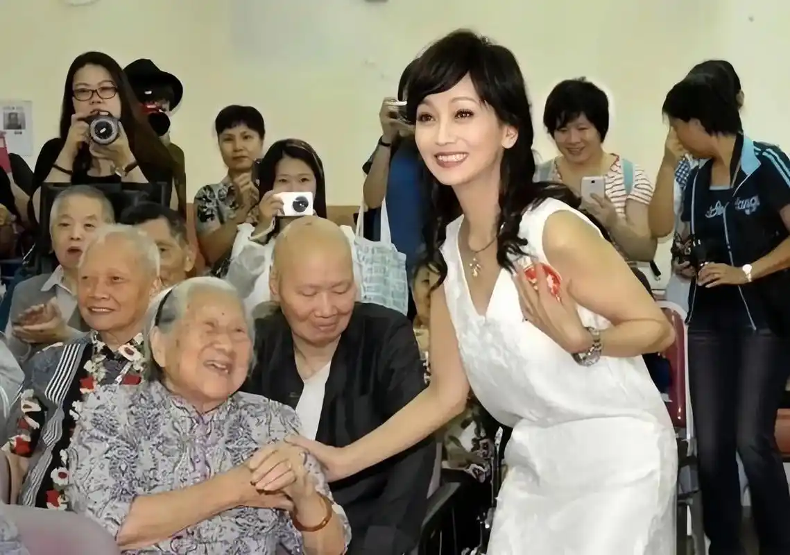 一次赵雅芝去养老院看望老人,养老院老人问赵雅芝:"大姑娘今年多少岁