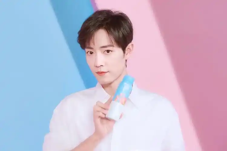 不过流出肖战代言拍摄的物料,肖战精神状态很差,而且皮肤很黑,不知道