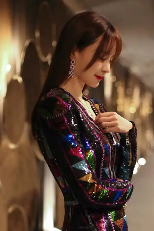 沈梦辰在《歌手》总决赛的造型太抢眼!颜值在线,衣品也越来越好