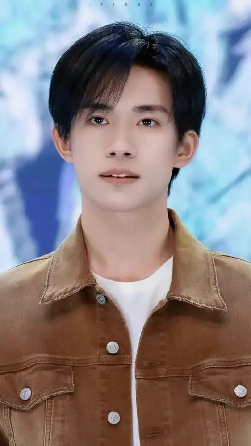 易烊千玺央视牌微笑好甜好可爱    #易烊千玺龙年新春祝福##易烊千玺