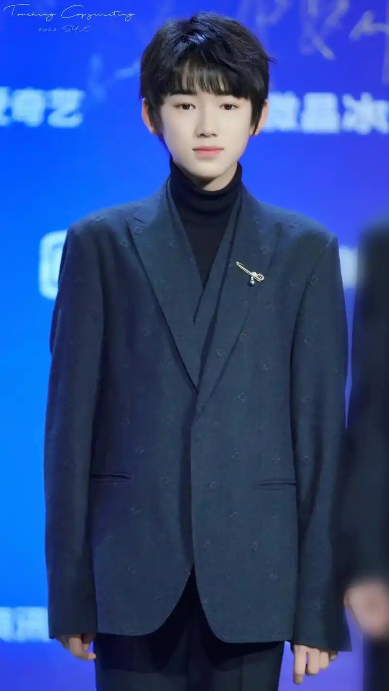 西装也是宝贝成长的见证#宋亚轩 #时代少年团宋亚轩 #少年总 - 抖音