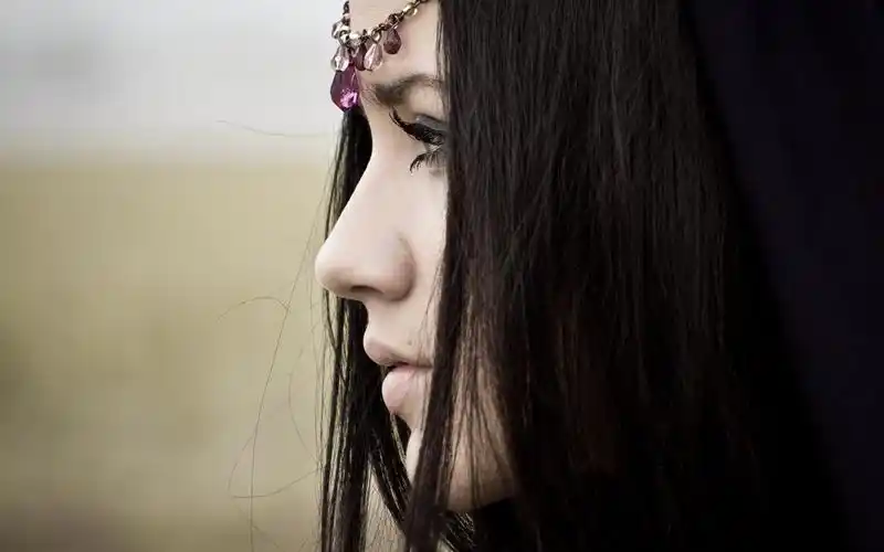 黑发女孩脸侧面睫毛头饰