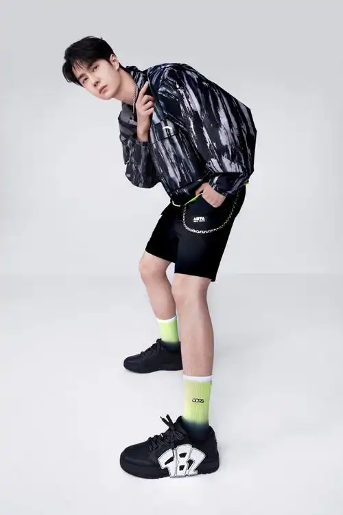 #王一博电影热烈##王一博到达武汉路透#