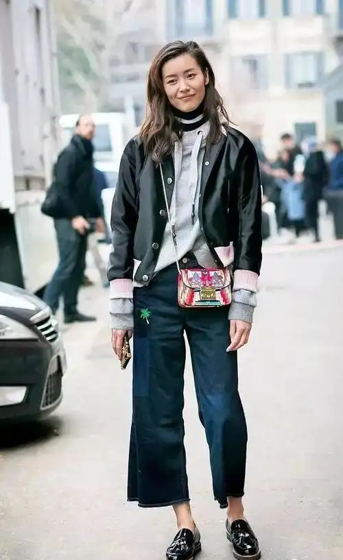 皮夹克是永远不会衰的单品,用它来混搭套头卫衣就是大写的酷帅有型