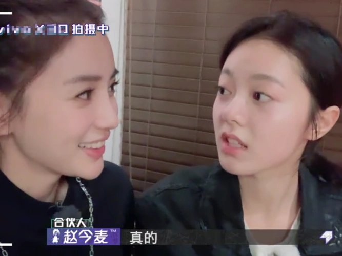 赵今麦杨颖相差13岁两人同框露齿笑时岁月果然不会骗人