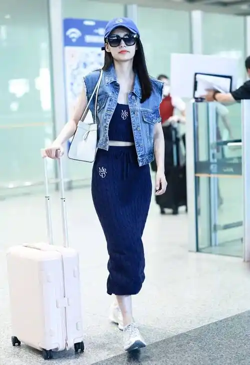 01:李沁的穿搭造型解析①牛仔背心尽管牛仔背心跟牛仔裤,牛仔外套以及