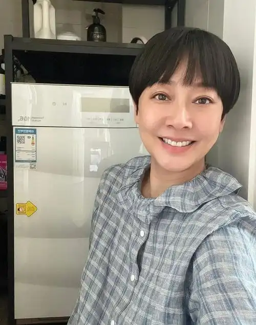 张卫健老婆罕见晒照胖了一圈好富态剪短发气质好温柔