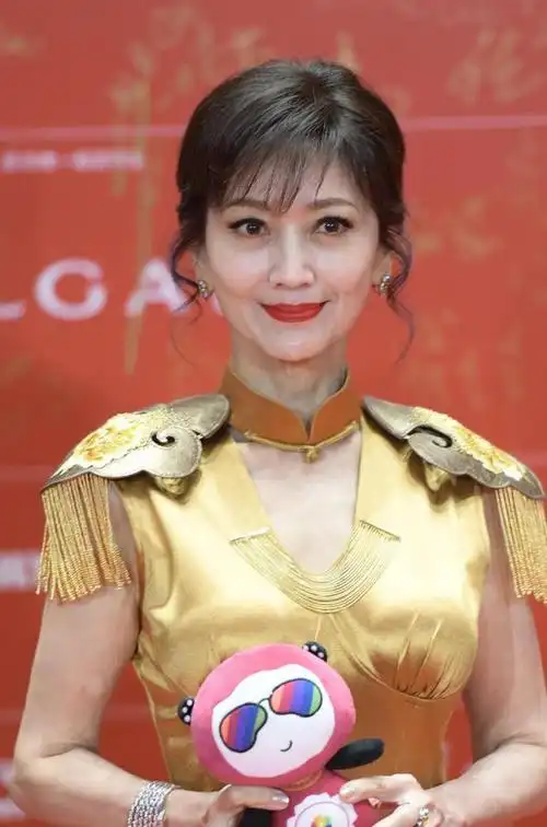 70岁了还能保持这个状态,赵雅芝才是"岁月不败"的美人|妆容|红唇|发型