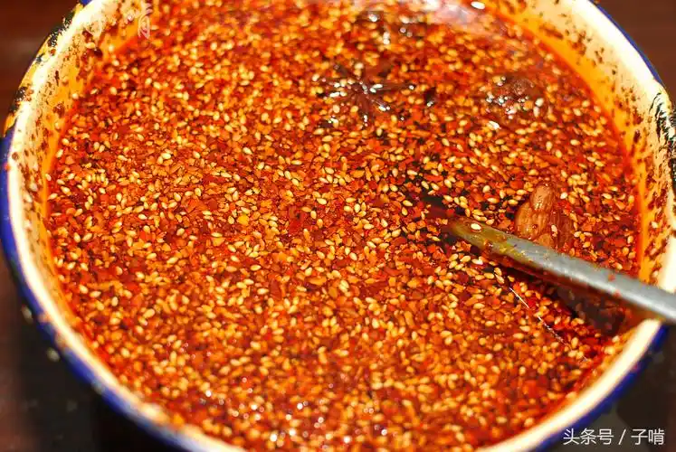 油泼辣子一道菜,在咱眼里7毛钱的馒头夹辣子就是豪华大餐