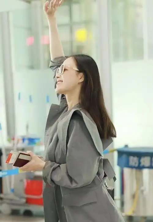 秋天如何穿风衣凹造型get倪妮机场照灰色风衣搭白t恤很时尚