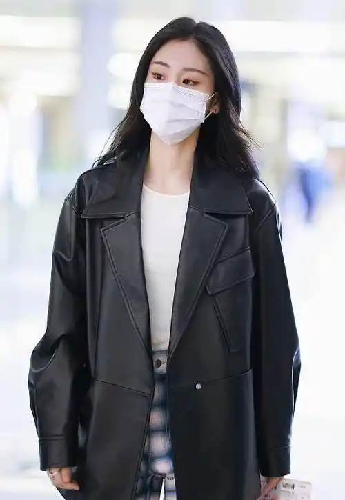 张碧晨的机场私服好显气质,"怼脸拍"都不怕,廓形皮衣真显个性