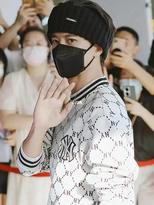 任嘉伦好久不见的机场76