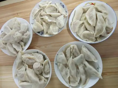 饺子已煮熟,装盘,上桌.