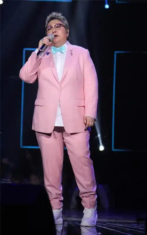 韩红简历个人资料简介(捐款10亿元,善良的背后是原生家庭的破灭)