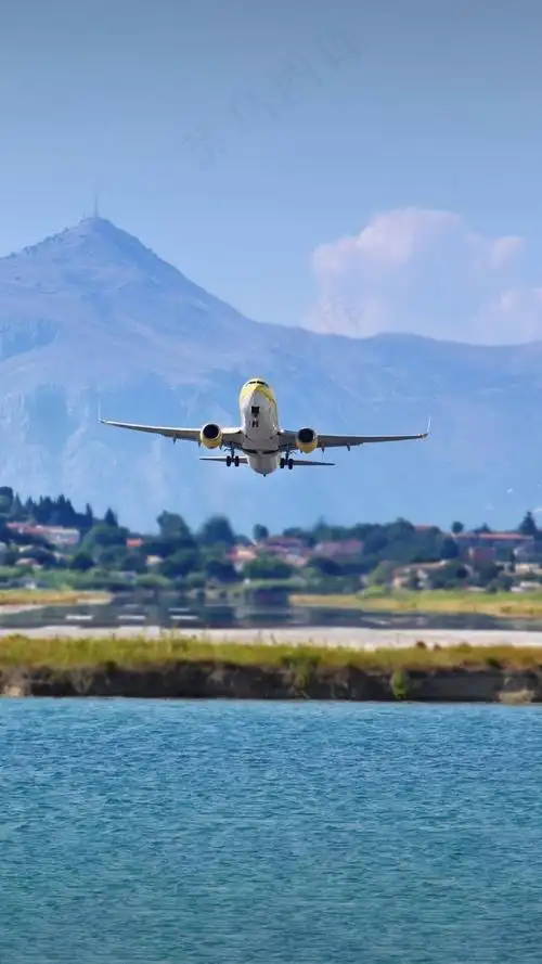 起飞的飞机高清摄影图片