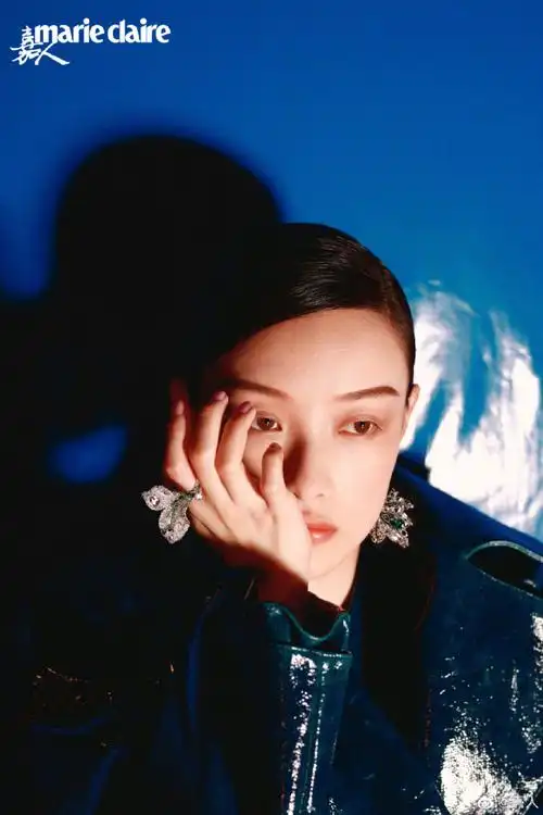 倪妮嘉人七月刊封面曝光 纯黑造型多变