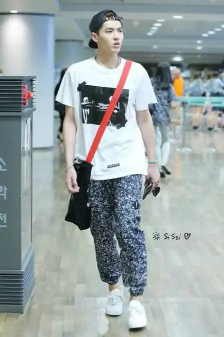 看晒鞋狂人吴亦凡的白色板鞋show