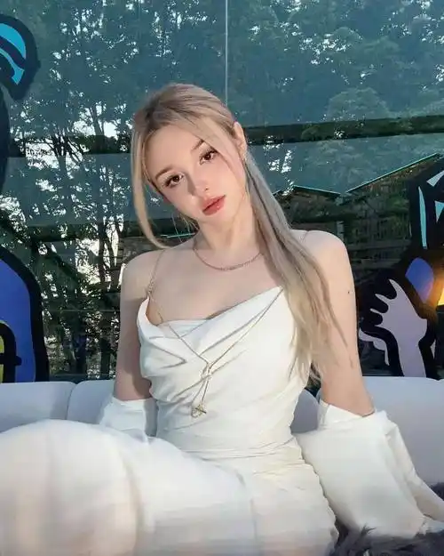 【纬度花边】|乌兹别克斯坦嫩模elina_公众_灵气_elina