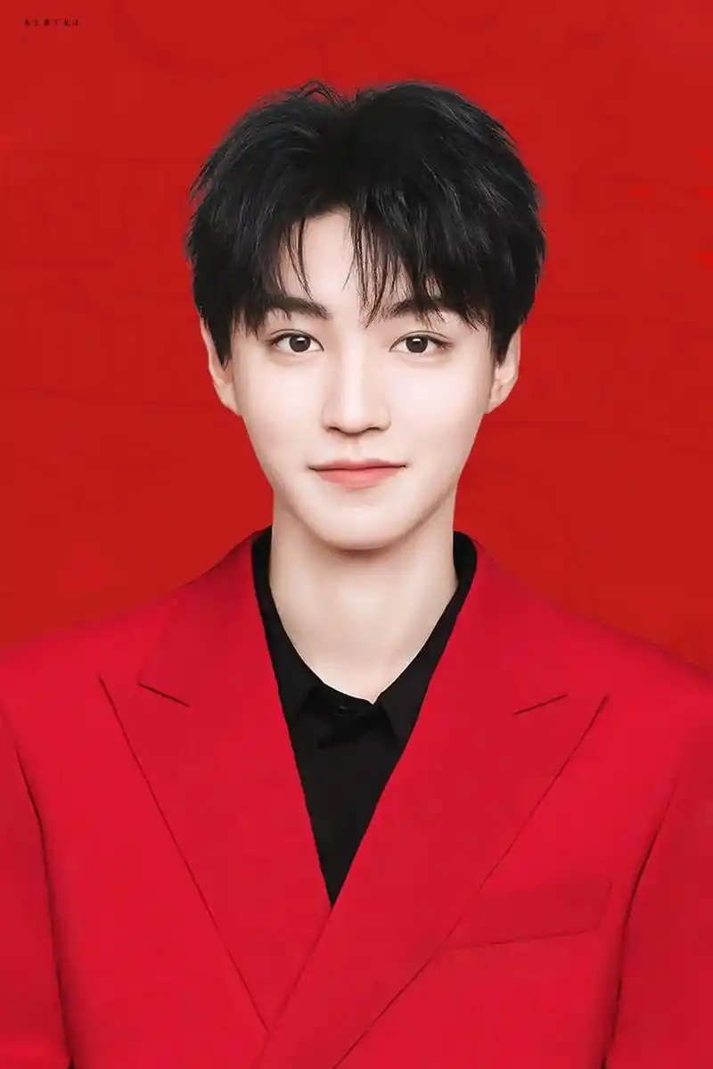 不说了家人们结婚了#王俊凯 #红底合照 #小螃蟹 #证件照片 - 抖音