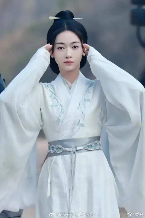 吴谨言新剧《春花厌》新造型饭拍路透图……__财经头条