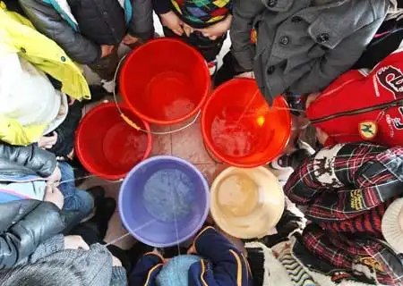 午睡后,青少年宫艺术幼儿园的小朋友把尿撒在水桶里.