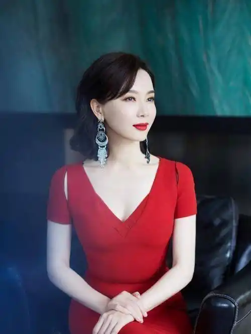 被陈数惊艳到了,一身黑色连衣裙出席活动,不俗气还气质满分