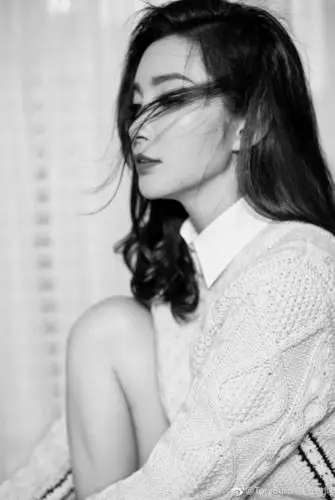 星动toryburch# 乌黑秀发不经意间拂过脸庞,眸光流转中,满是柔美灵动