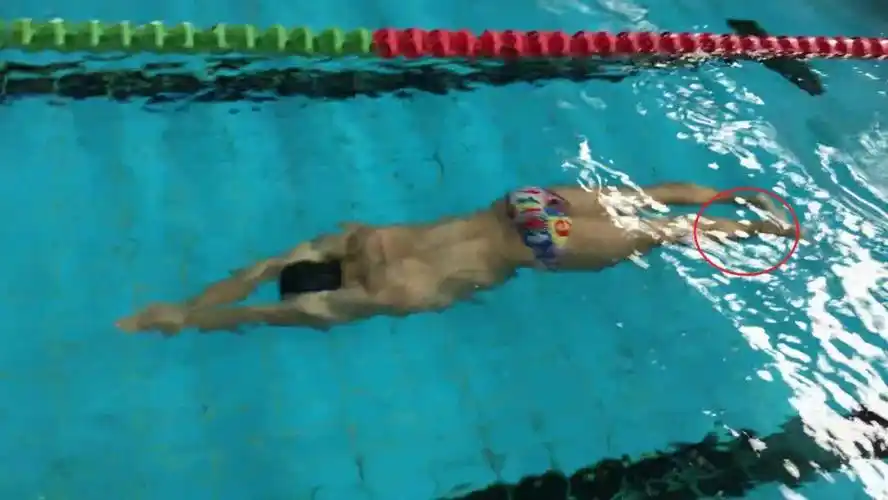 练习水下蝶泳腿时,经常发现游得不快,甚至速度远低于在水上的途中游