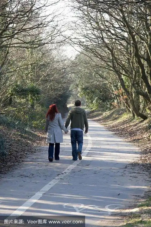 牵手散步的情侣