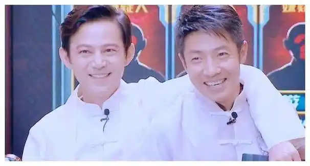 撒贝宁,何炅春晚同框,感动泪目!双向奔赴,齐聚舞台!_互动_双北_观众