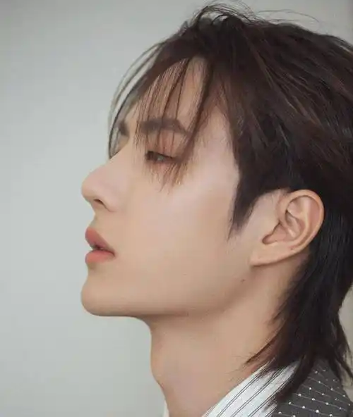 王一博张艺兴有行走的荷尔蒙,大而滑的背很适合他.