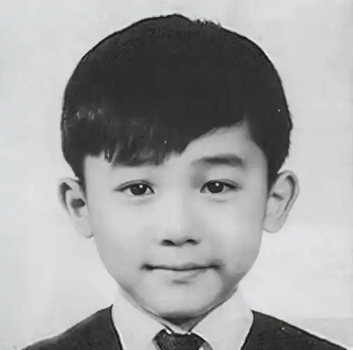 有网友表示童年王祖蓝和梁朝伟有几分神似,都是五官标致的小帅哥.