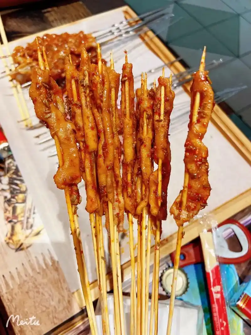 从来不吃鸭肠串的我,自从那天吃了一串,味道太哇塞了,酱也好吃 - 抖音
