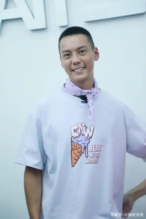陈伟霆穿百元t都这么帅,身材就是衣架,偏分油头没几个人能驾驭