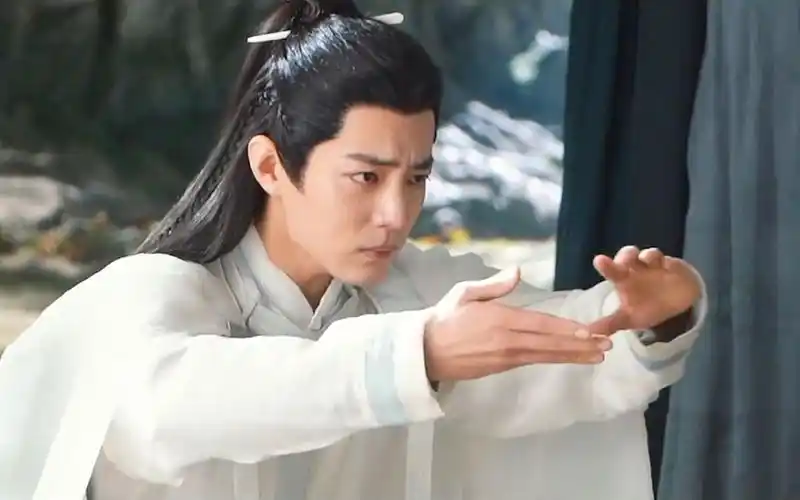 玉骨遥:肖战下跪叩拜任敏这段戏,简直虐到肝疼,导演都哽咽了!