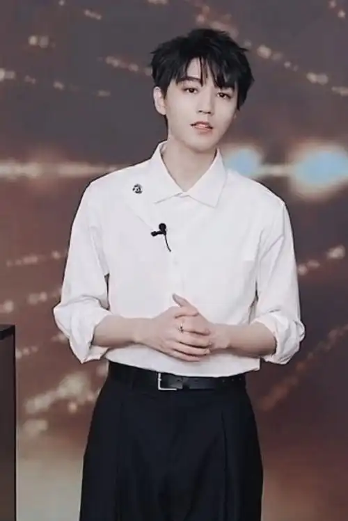 王俊凯白衬衫墨镜造型