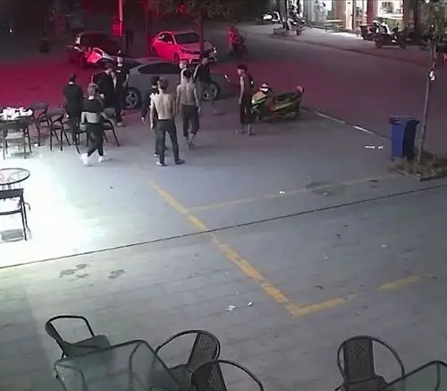 青年持棍打人,看到别人拿出关公刀就跑|棍棒|打架|铁棍|大刀_网易订阅