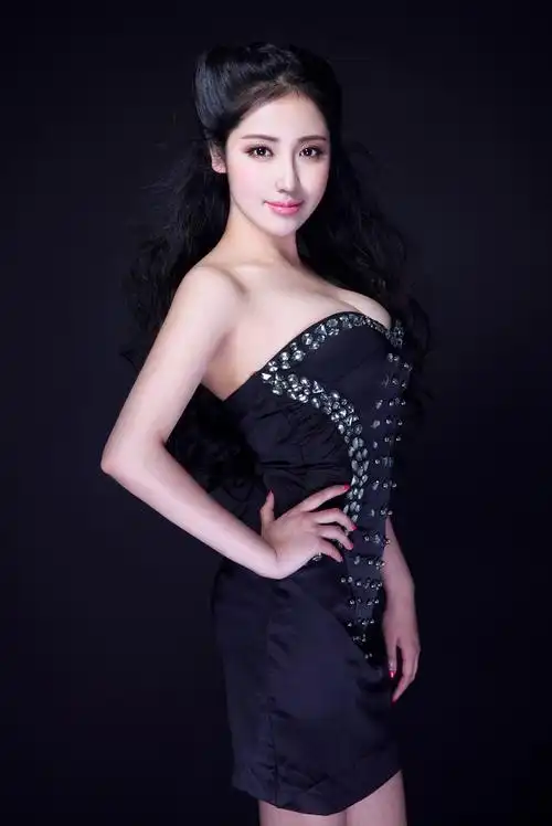 顶级g奶大胸美女乳模紫紫大胆巨乳翘臀人体艺术摄影图片写真