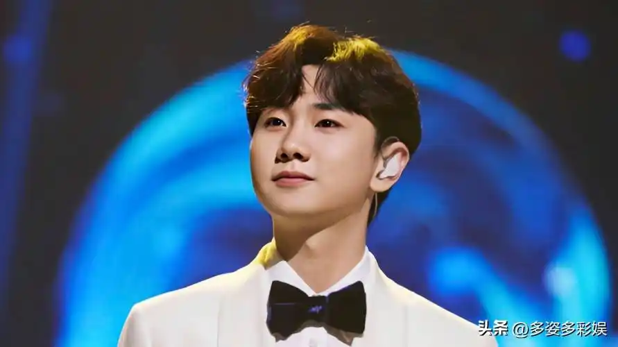 汪苏泷新恋情疑似被曝光,贴心为女友拎鞋,还穿同一件外套_音乐_刘大锤