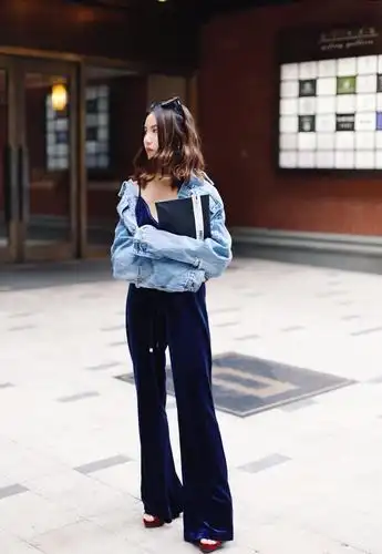 一件深蓝色的丝绒连体裤搭配浅蓝色的牛仔外套,混搭这两件单品有种
