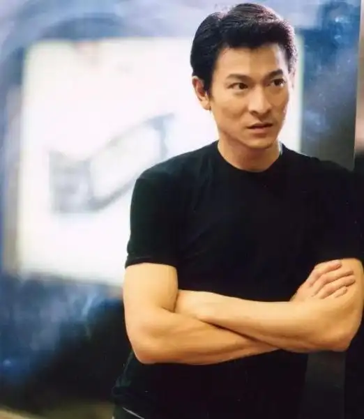 空姐偶遇刘德华求自拍,天王检查照片时"超萌表情"意外入镜_宣传