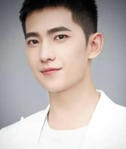 易烊千玺平头照引发质疑,这么长也能称作平头?粉丝甩剧照回应