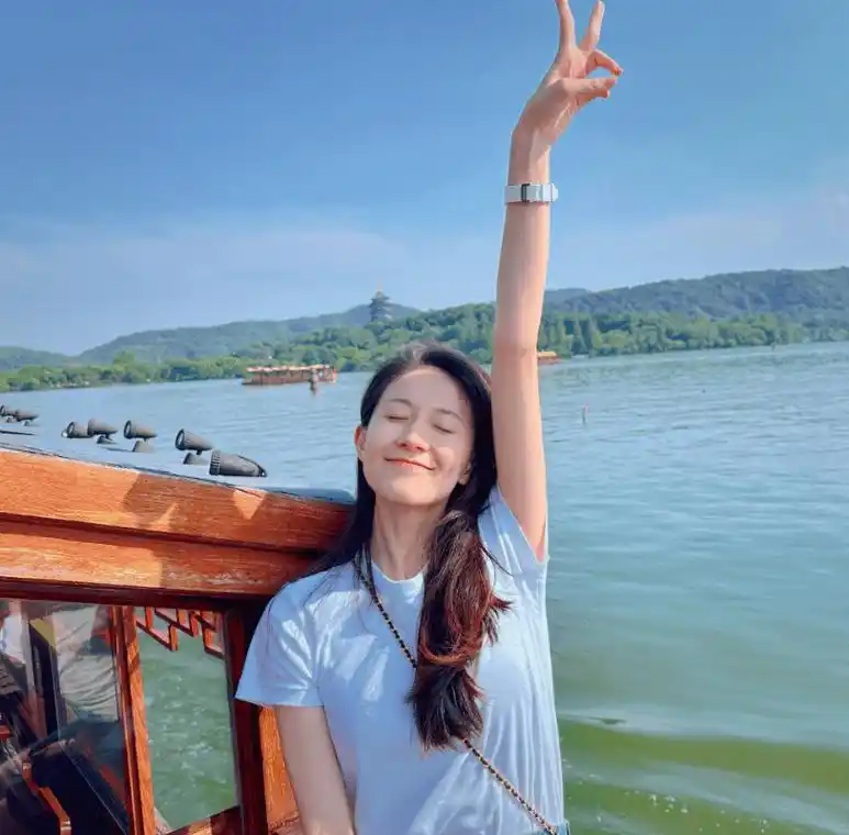 孙杨婚后首个七夕,给张豆豆送花涂口红深情表白,眼神拉丝好甜