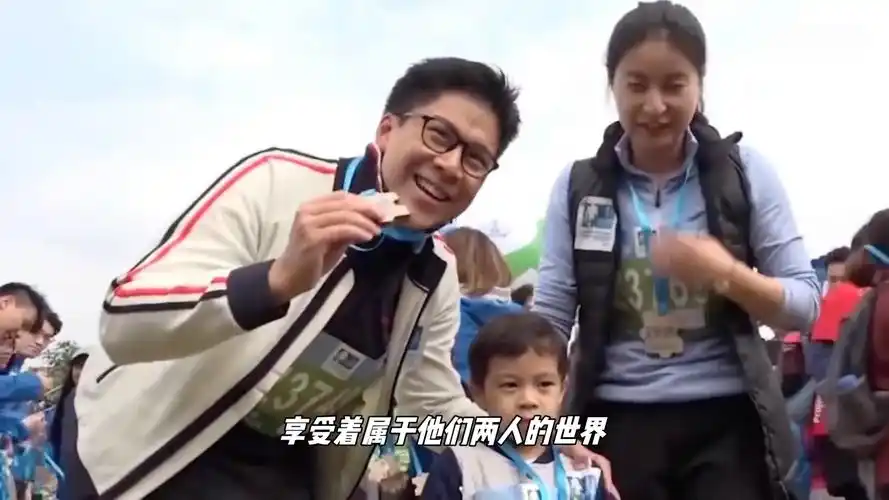 霍启刚郭晶晶秀恩爱,简单幸福就是最好的庆祝