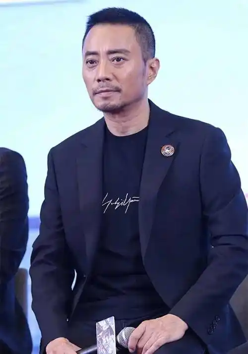 不是留胡子才荷尔蒙爆棚,这十四位时尚男星超帅超有男人味_电视剧