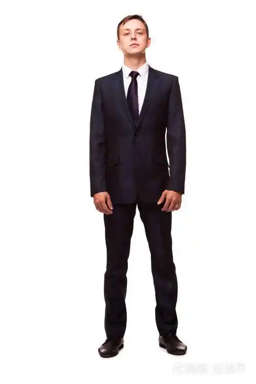 时尚的年轻男子在西装和领带经营作风英俊的男子站着相机的镜头