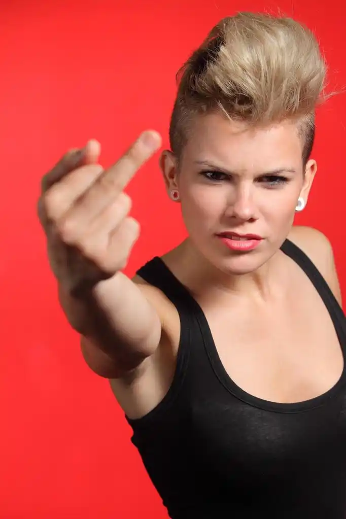 时尚青少年女孩显示中指